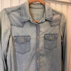 GAP Light Blue Wash Denim Button Up Soft Denim Coastal Cowgirl Shirt Small